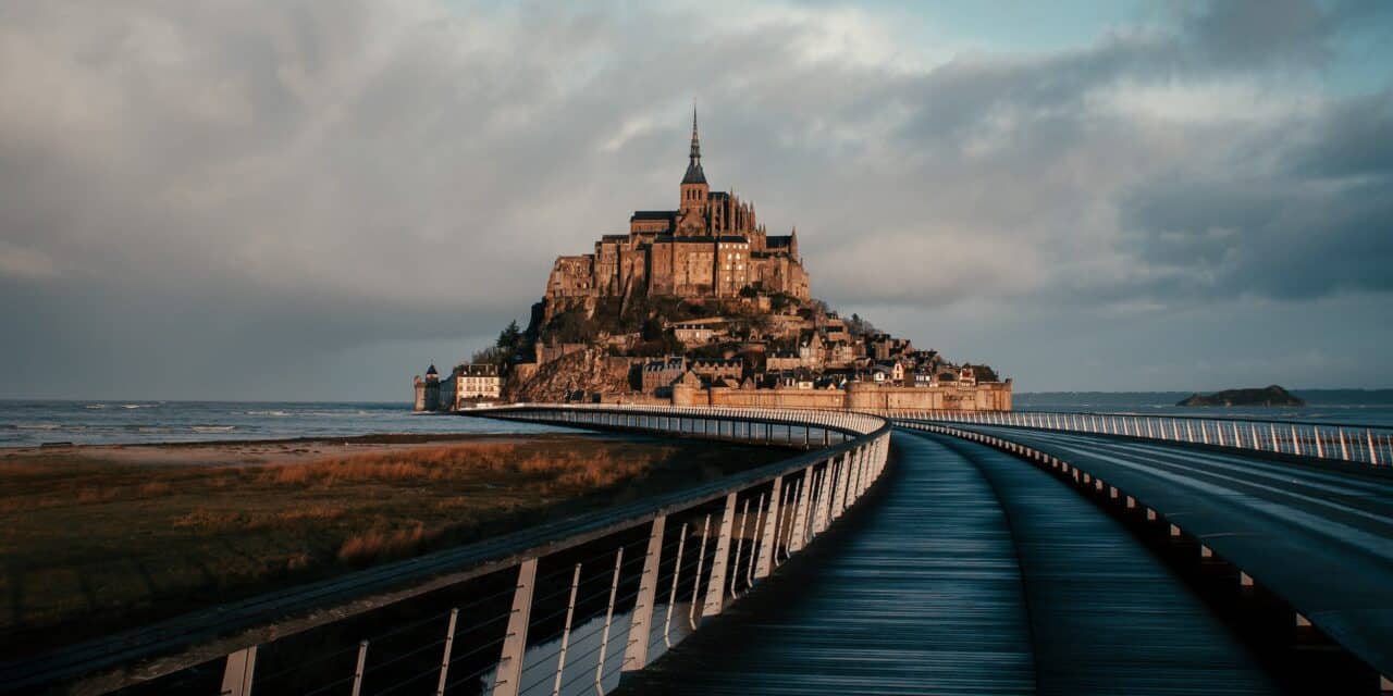 Le Mont-Saint-Michel : Breton ou Normand ? un sujet sensible qui fait toujours débat
