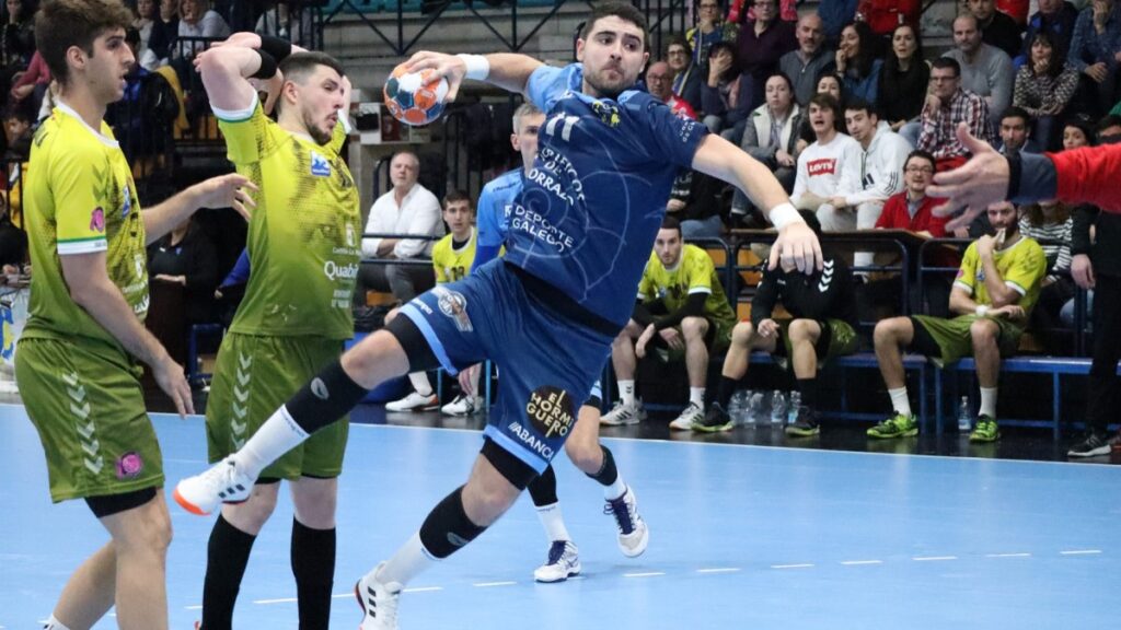 un joueur de Handball tirant au but