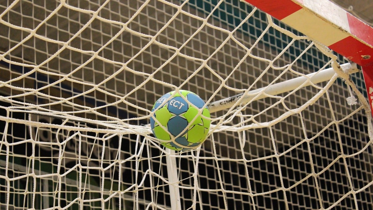 ballon de Handball sur d'une cage de handball