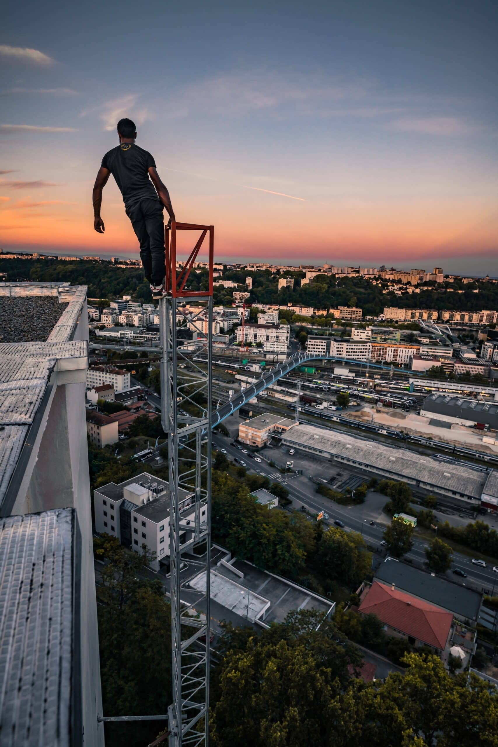 Une personne en haut d'un haut bâtiment
