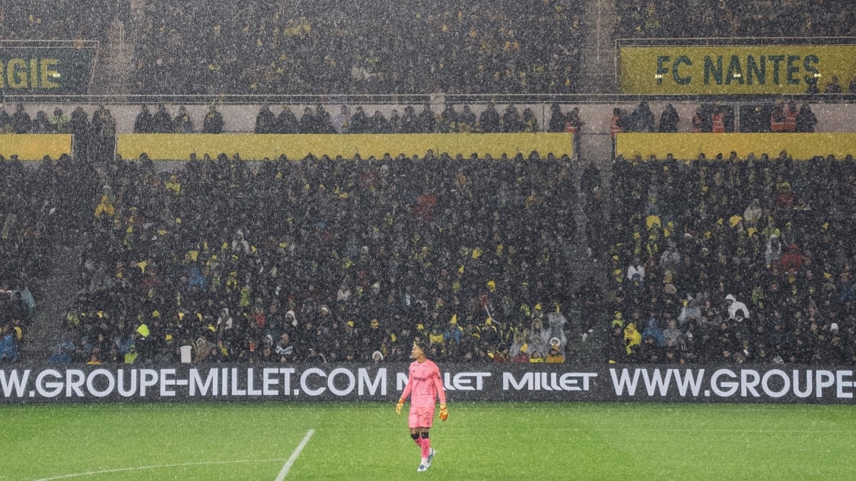 Gardien de football devant un tribune