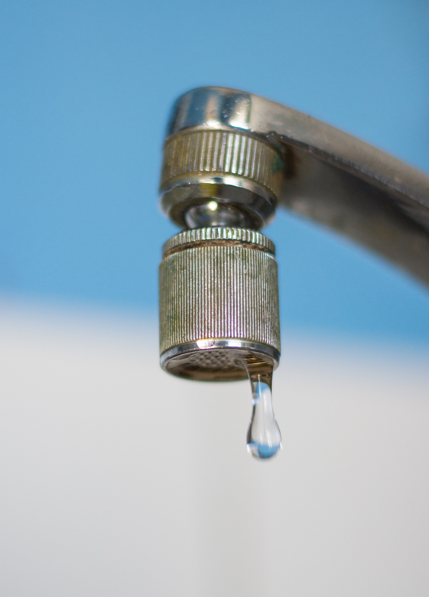 une goute d'eau coulant d'un robinet