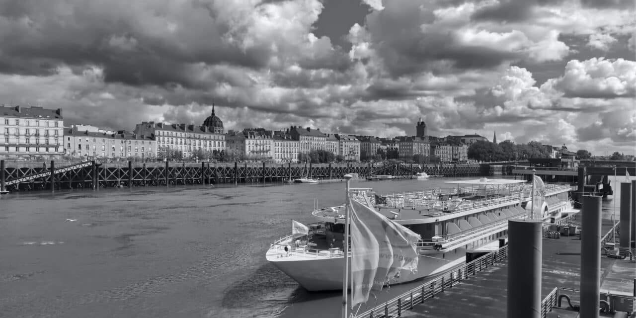 Est-ce que Nantes est au bord de la mer ?
