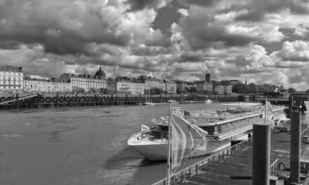 Est-ce que Nantes est au bord de la mer ?