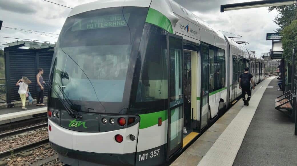 tramway au quai