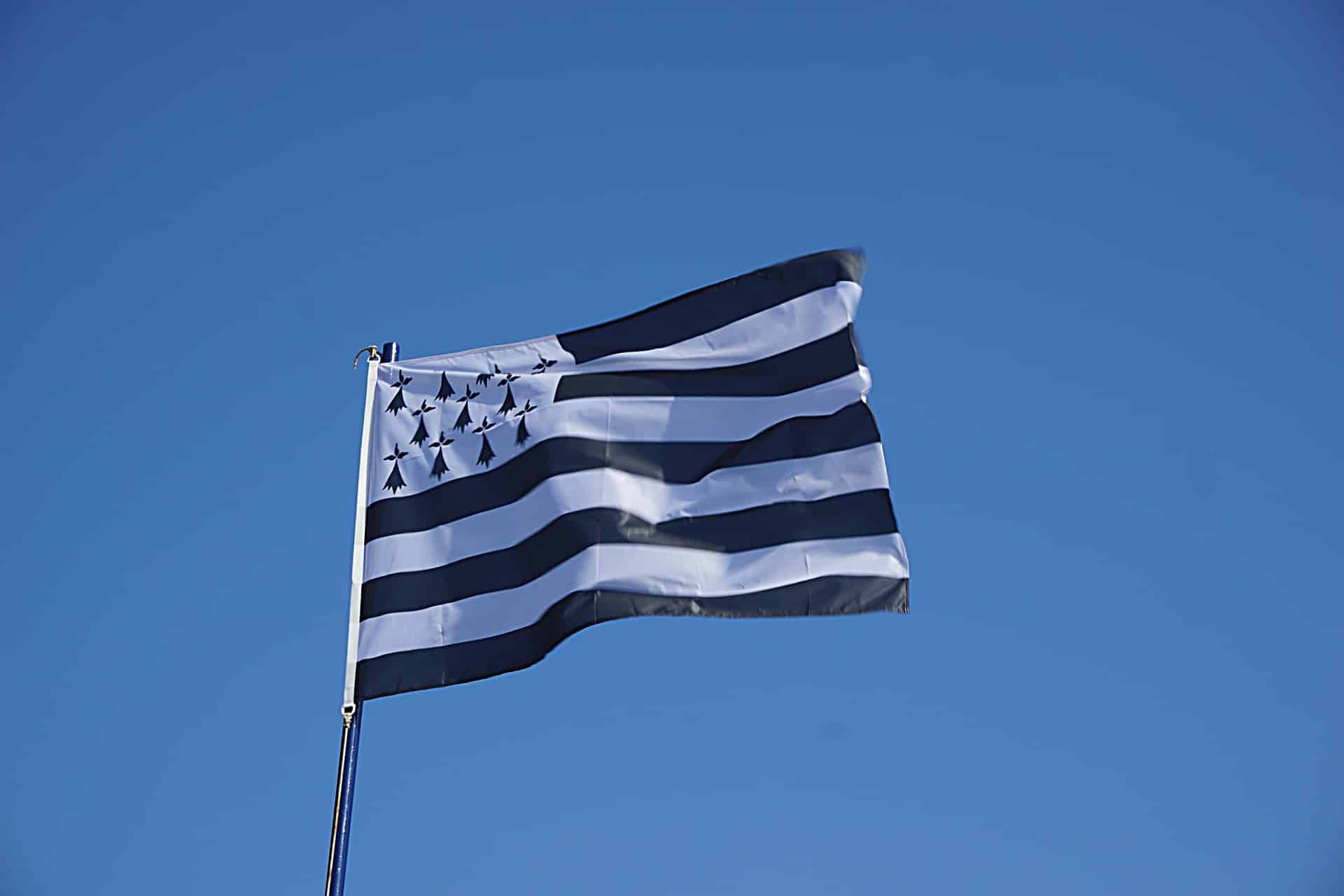 drapeau breton au bout d'un mat