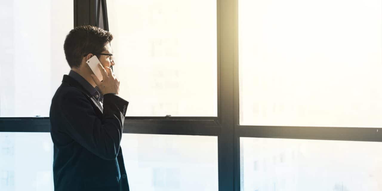 une salarié au téléphone devant une fenêtre