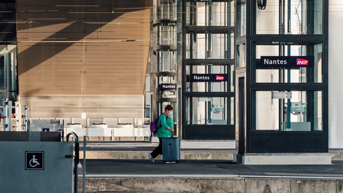 une personne sur le quai de la gare