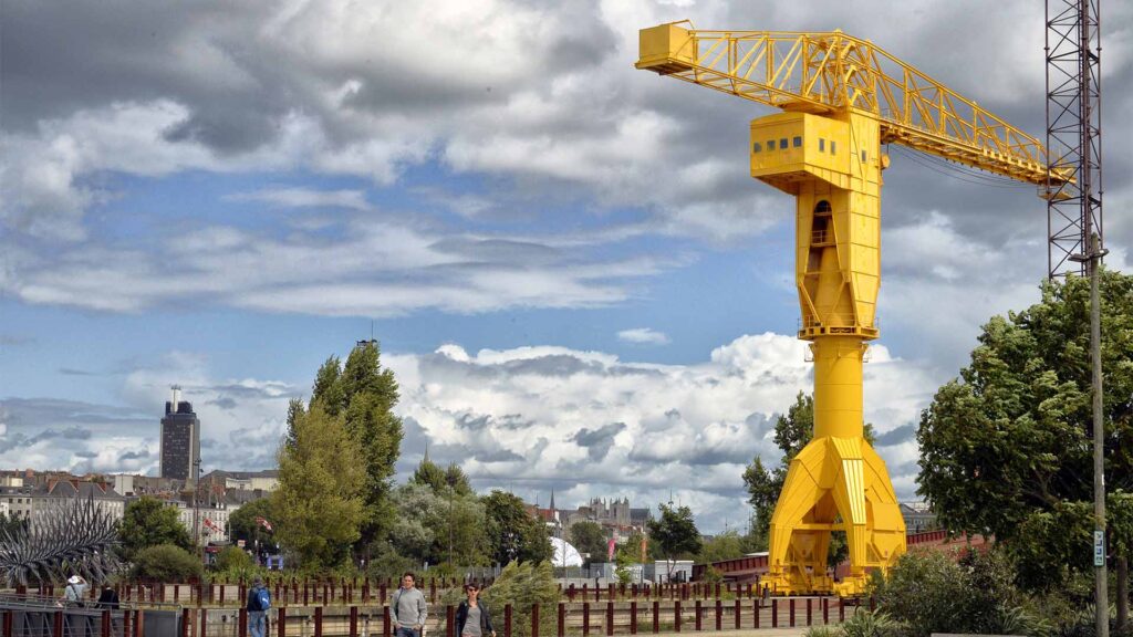 gru jaune de l'île de Nantes