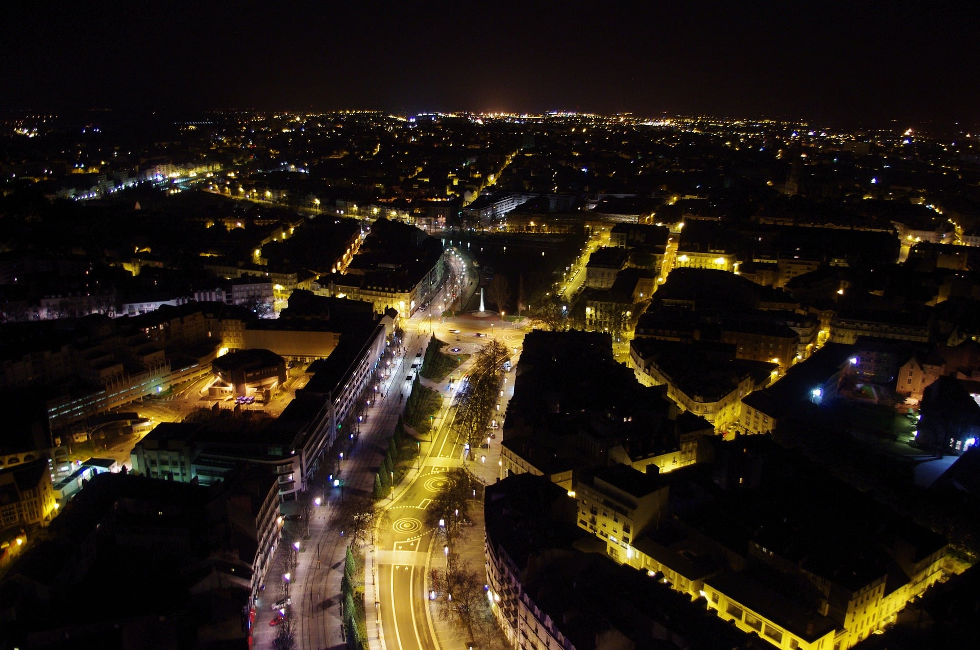 vue aérienne et de nuit de Nantes