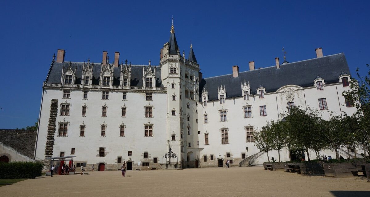 La cour du château de la duchesse Anne