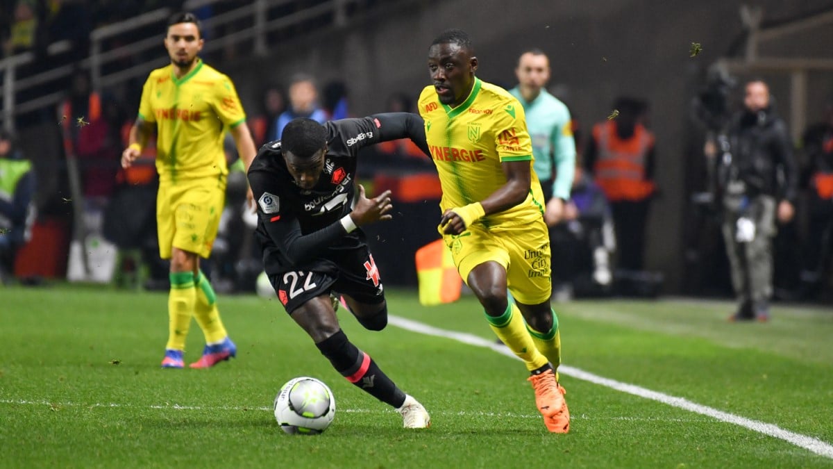 deux joueurs de foot courant après un ballon