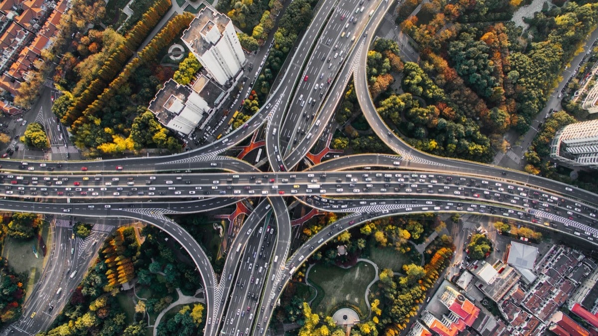 croisement d'une route périphérique