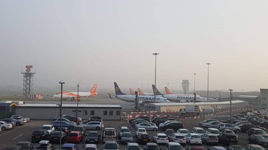 parking devant la piste d'un aéroport avec avions