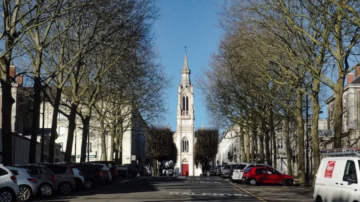 église au bout de la route à la Butte saint Anne