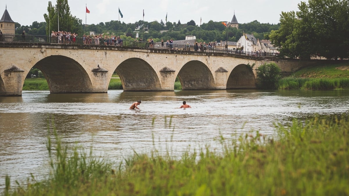 Nageurs sous un pont ancien