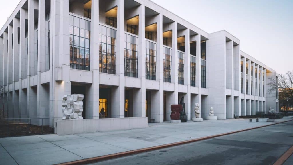 Bâtiment moderne avec sculptures