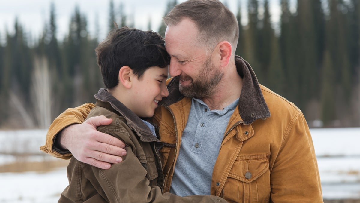 Père et fils souriants