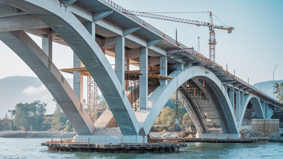 Pont en construction au-dessus d’un fleuve