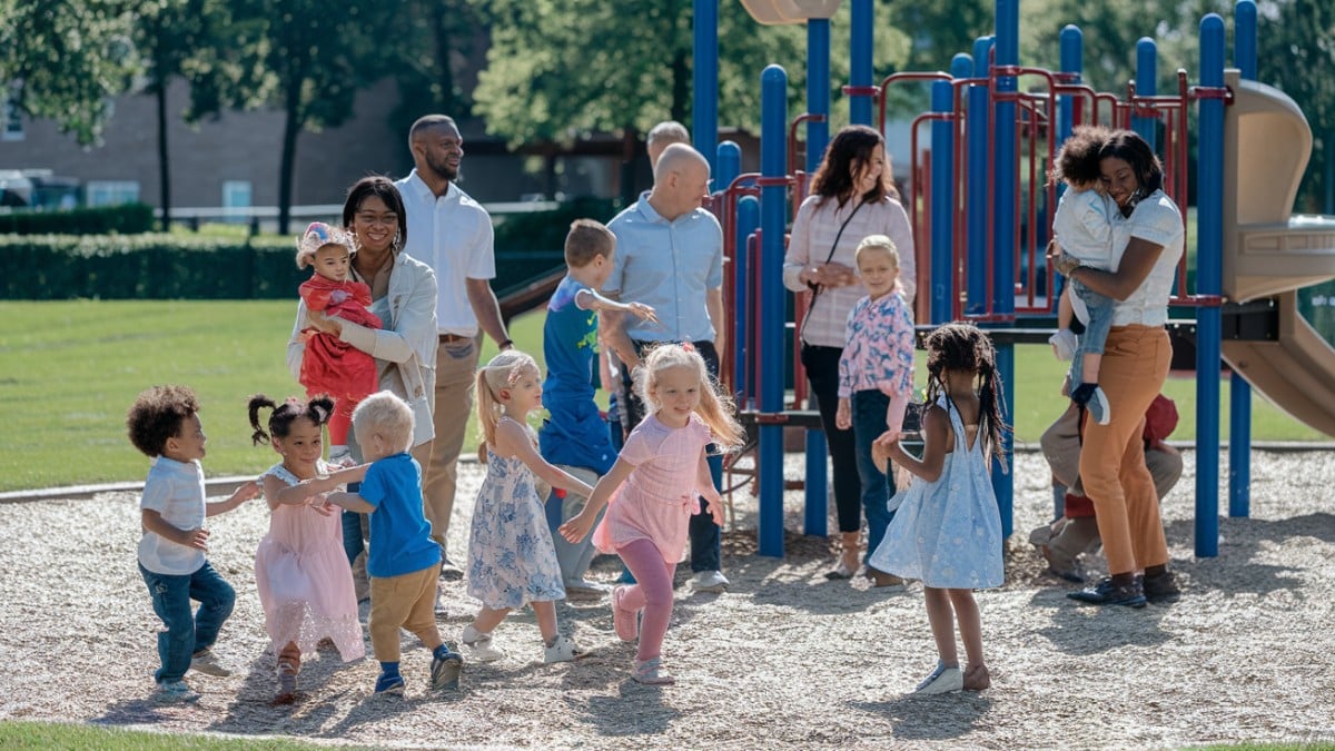 Parc avec enfants et parents