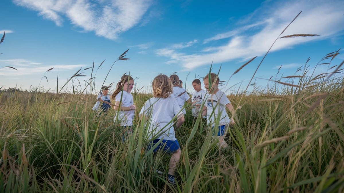 Enfants courant dans l’herbe