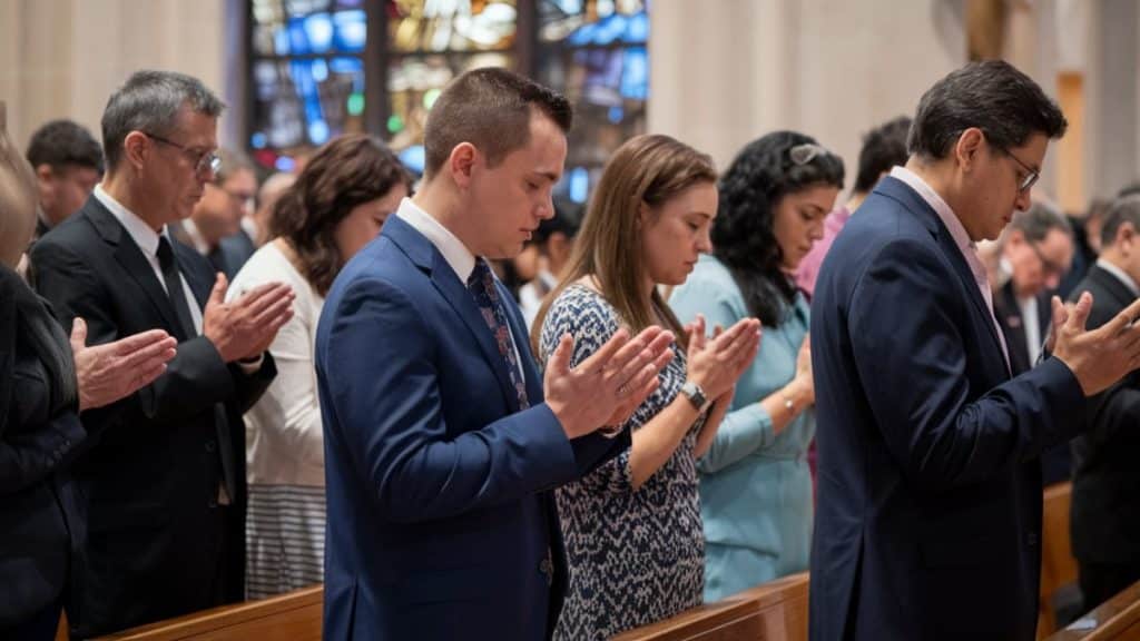 Prière collective en église