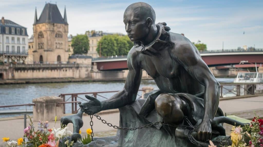 Statue d’esclave enchaîné
