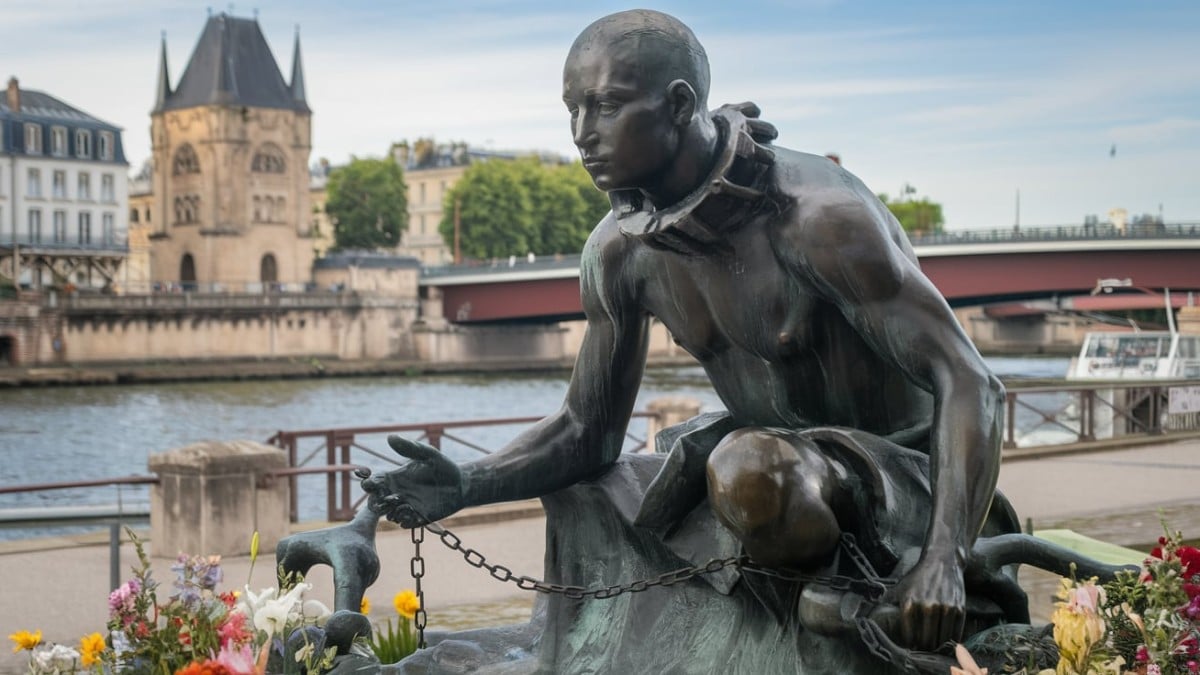 Statue d’esclave enchaîné