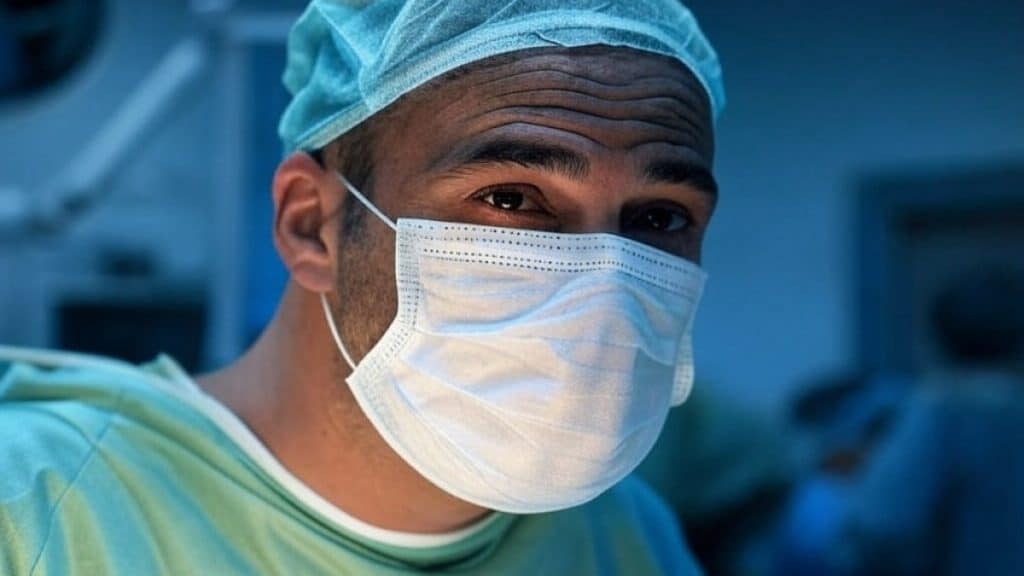 Médecin en salle d’opération