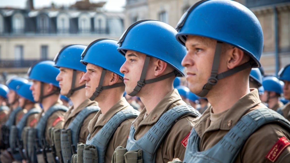Militaires casques bleus alignés