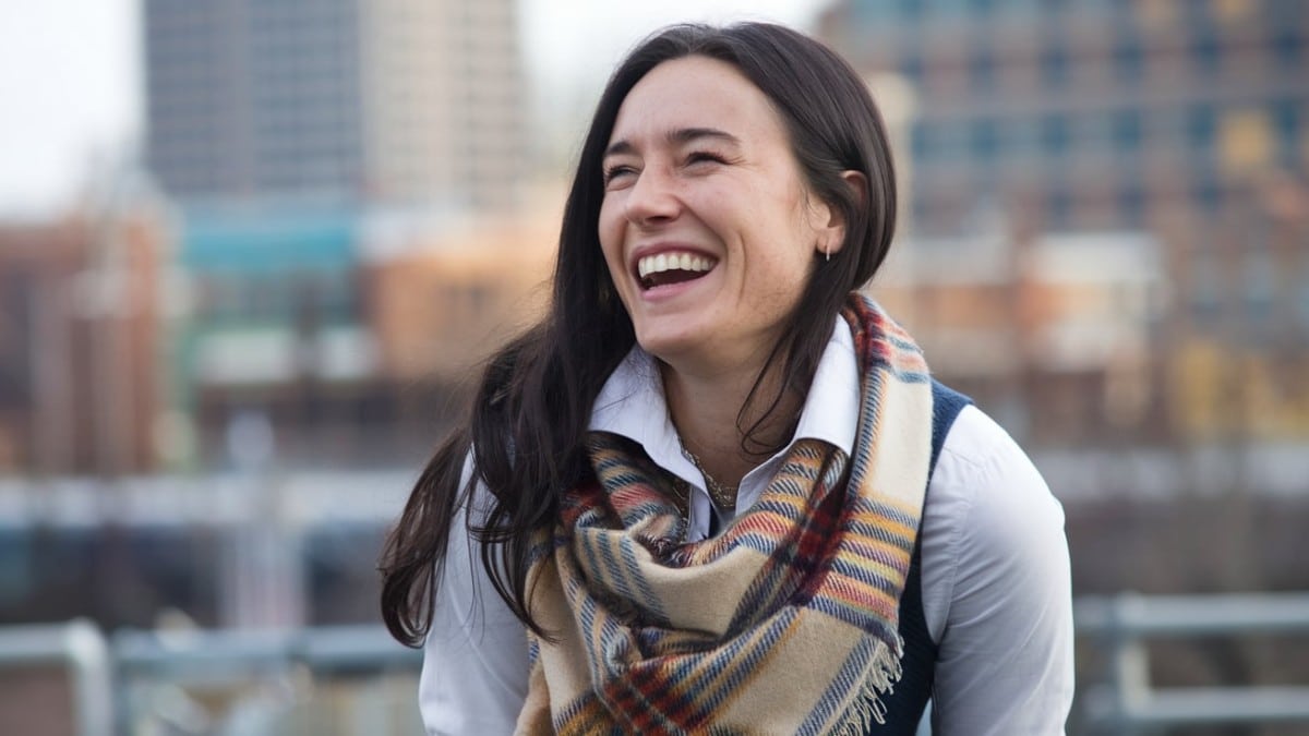 Femme souriante en extérieur