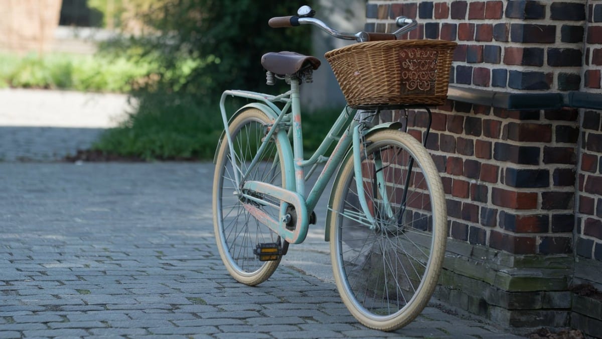 Vélo rétro bleu avec panier