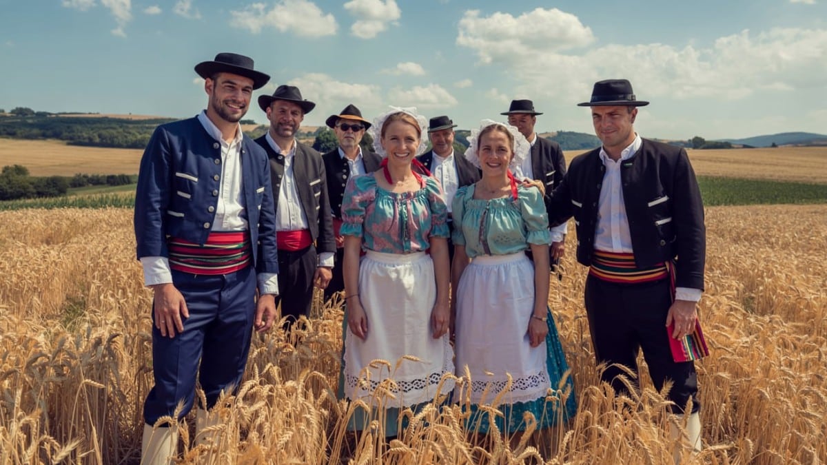 costumes folkloriques dans champs
