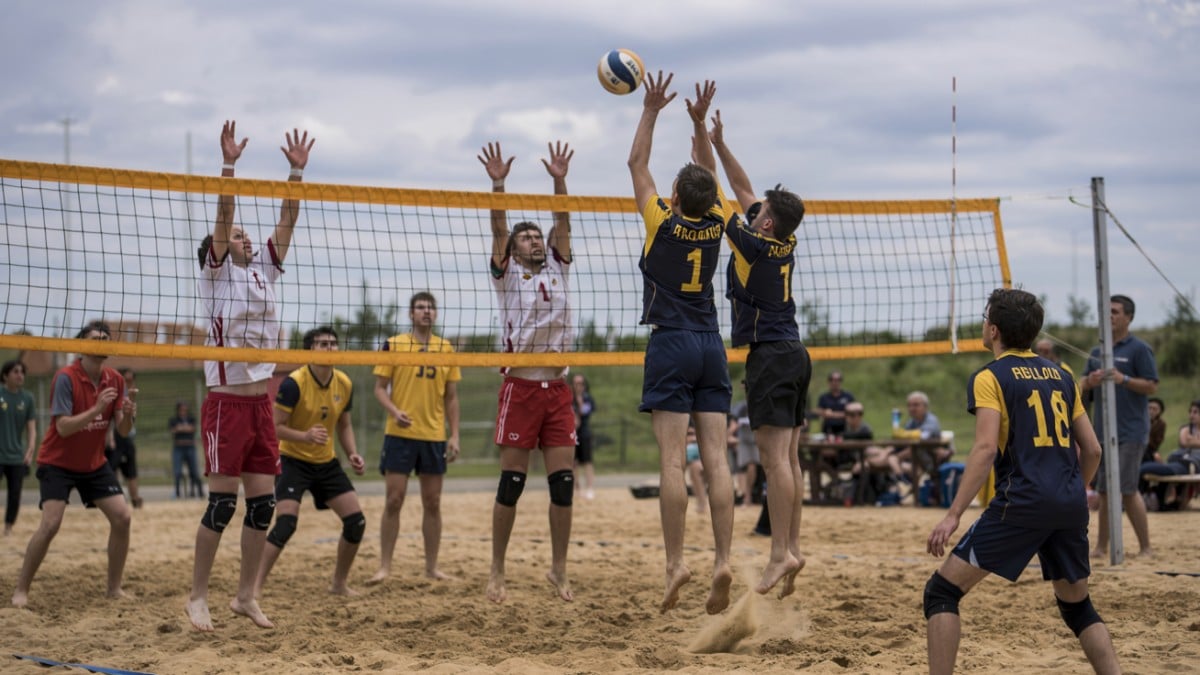 match de volley sur plage